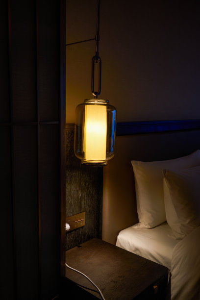 房间内挂床头灯的特写图片下载