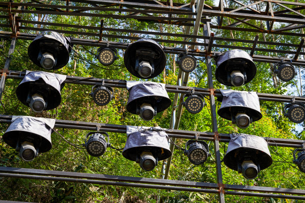 专业舞台上的探照灯和专业音响设备图片下载