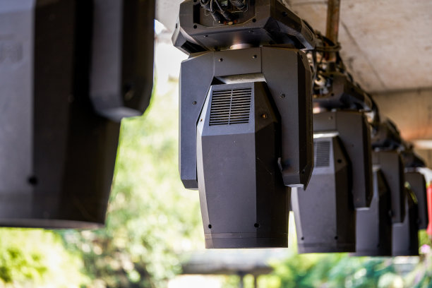 专业舞台上的探照灯和专业音响设备图片下载