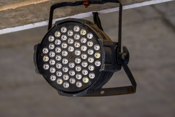 专业舞台上的探照灯和专业音响设备图片下载