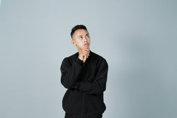 一个穿着黑衬衫的年轻人图片下载