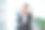漂亮的亚洲女商人站在电话里友好地向办公室的客户解释各种任务。图片下载