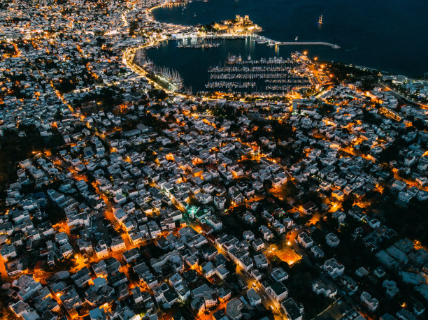 博德鲁姆城堡夜景鸟瞰图图片下载