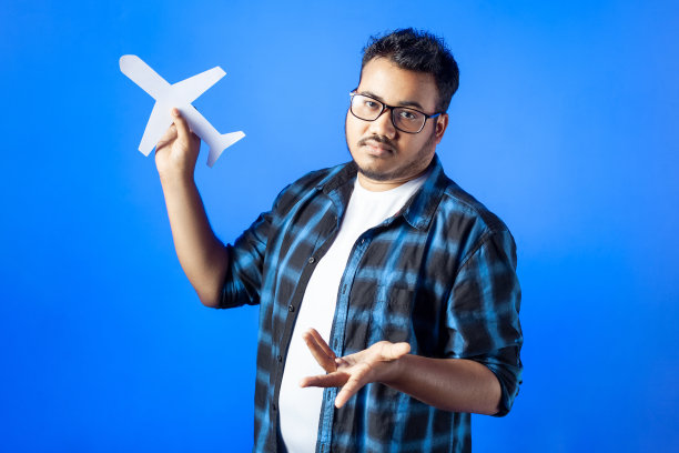 一个拿着剪纸飞机的人耸肩的表情图片下载