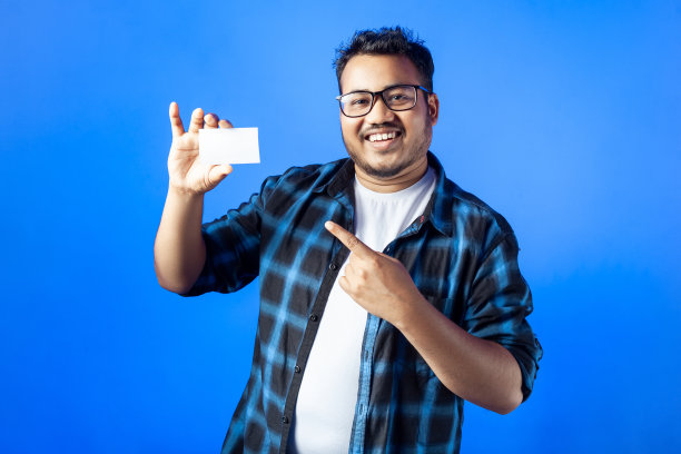 快乐的印度人展示白色的空卡片图片下载