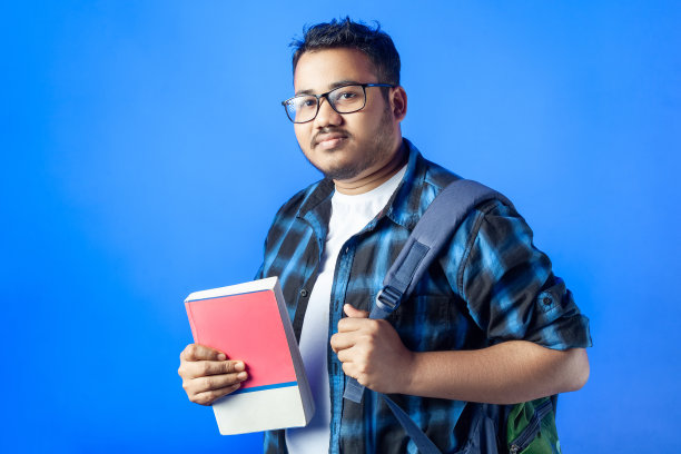 背着背包的印度学生。图片下载