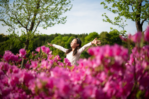 女孩在花园里张开双臂图片下载