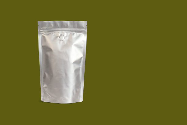 空白的黑色，白色或工艺狗包模型集，站立孤立，3d渲染。空的站立袋模型，侧视图。透明柔性包装与拉链茶或咖啡模板。图片下载