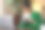 集中的亚洲年轻女孩在修理老式照相机图片下载