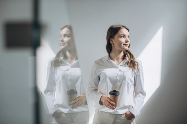 楼梯上微笑的年轻女子的肖像图片下载