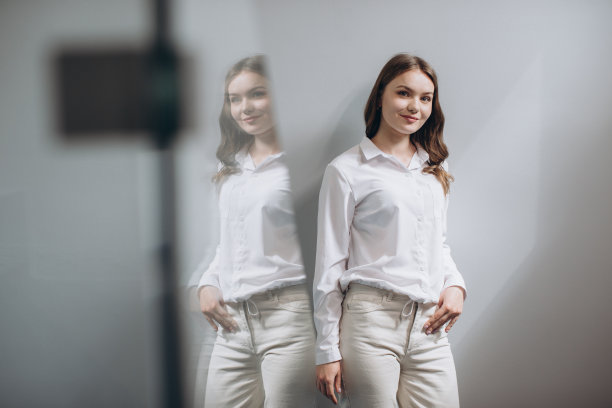 楼梯上微笑的年轻女子的肖像图片下载