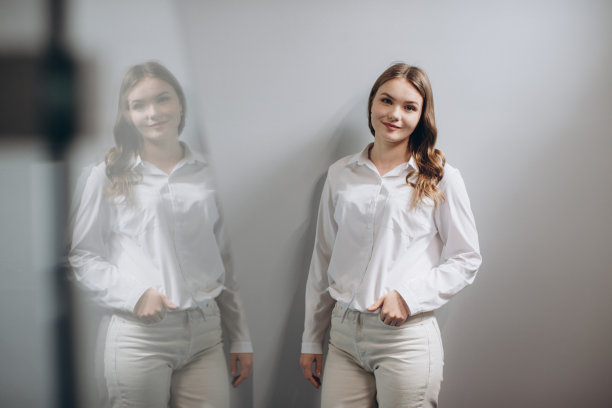 楼梯上微笑的年轻女子的肖像图片下载