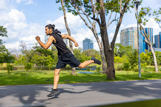 白人男子早上在公园慢跑锻炼。图片下载