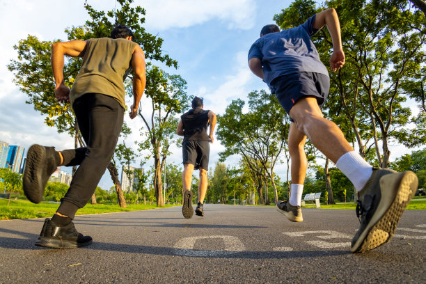 早上在公园一起慢跑锻炼。图片下载