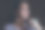女人害怕在黑暗中手持手电筒，害怕暴力犯罪抢劫。图片下载