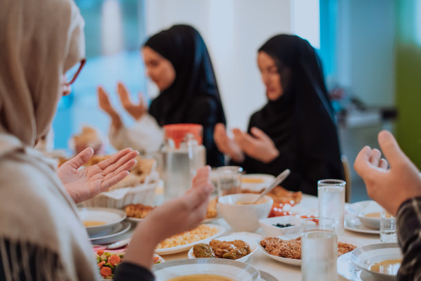 一个穆斯林家庭在一起祈祷，穆斯林在伊斯兰神圣的斋月开斋后祈祷图片下载