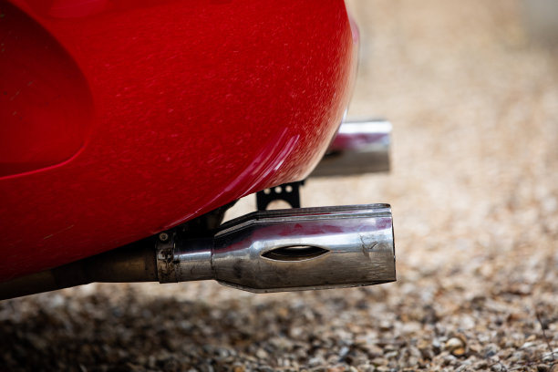 经典汽车的排气管。图片下载