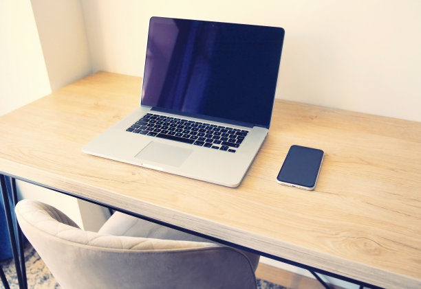 黑屏笔记本电脑和智能手机放在木桌上，办公地点在室内图片下载