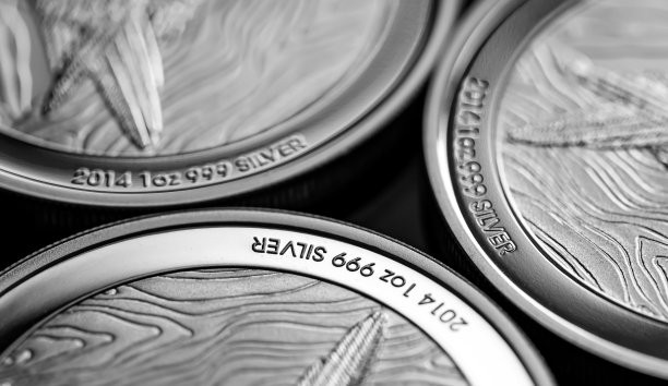 在黑镜背景上的银币特写图片下载