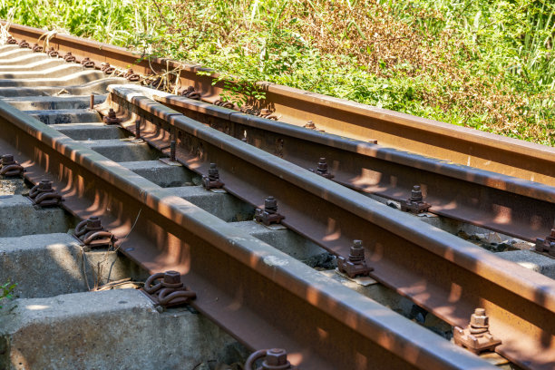 荒野中锈迹斑斑的旧铁路的特写，铁轨和铆钉分叉图片下载