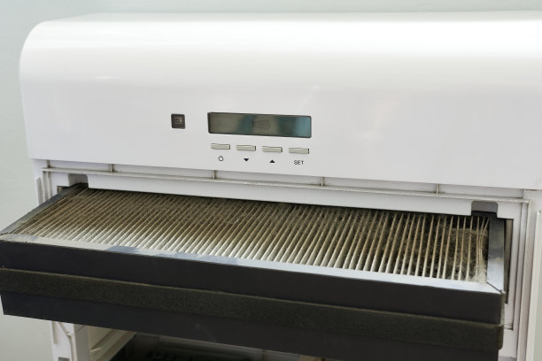 更换通风系统中的过滤器。带过滤器的通风系统特写。图片下载