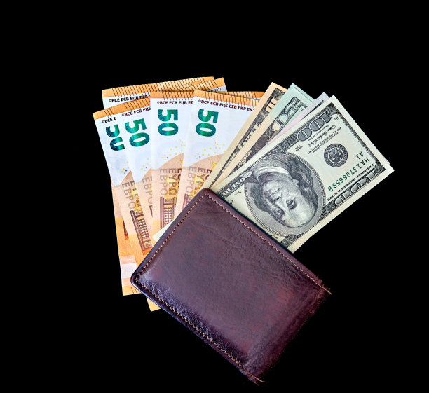 钱英镑、美元和欧元都放在桌子上图片下载