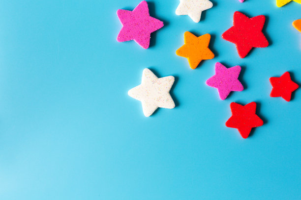 星eva泡沫橡胶装饰孤立的蓝色背景，装饰泡沫橡胶材料创造人工手工星星，从上面看。图片下载