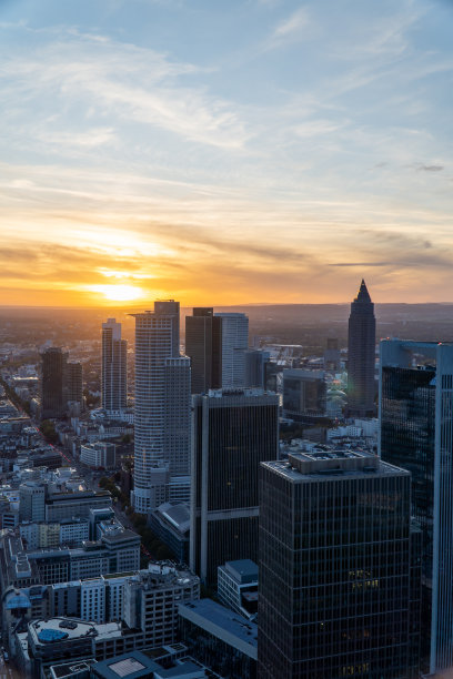 日落时法兰克福天际线的鸟瞰图图片下载