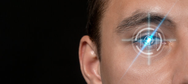 黑色背景的男性眼睛激光扫描，身份认证，近距离。图片下载