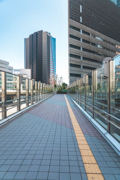 东京盐沼和人行桥的摩天大楼图片下载