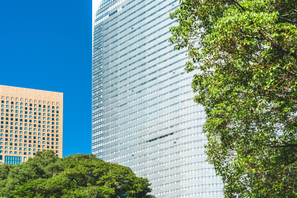 可持续的绿色建筑。东京市的环保建筑图片下载