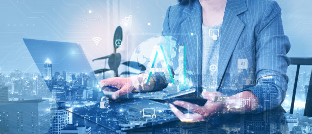 现代办公室里使用笔记本电脑和手机的女商人。人工智能，云计算和网络概念。城市景观和媒体图标。图片下载