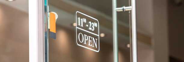 门上的“开门”贴纸图片下载