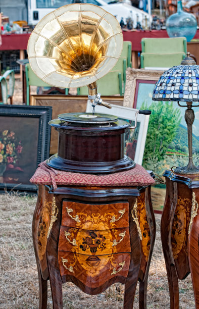 传统古董市场:古董收藏家和鉴赏家的天堂图片下载