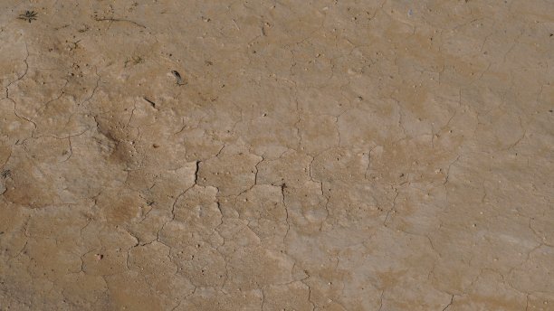 气候变化干旱土地：全球变暖问题，河流底部干裂的泥土图片下载