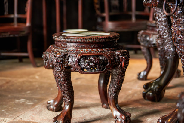 广州陈氏宗祠内雕刻精美的红木家具图片下载