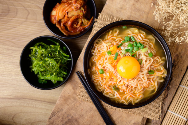 亚洲方便面汤，新鲜的蛋黄，吃泡菜，白菜和海带沙拉图片下载