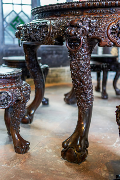 广州陈氏宗祠内雕刻精美的红木家具图片下载