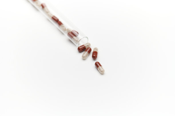 从上面看凝胶胶囊，从试管中散射出来，隔离在白色背景上。复制广告位图片下载