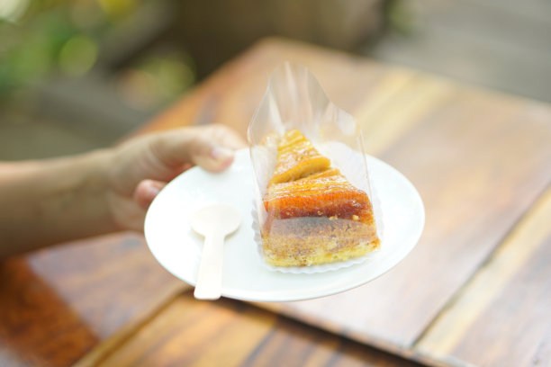 在咖啡馆吃蛋糕的女人图片下载