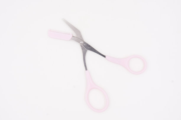 粉红色修眉剪刀，带梳子去除器图片下载