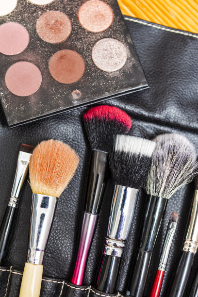 各种专业化妆工具和刷子与眼影放置作为化妆产品集图片下载