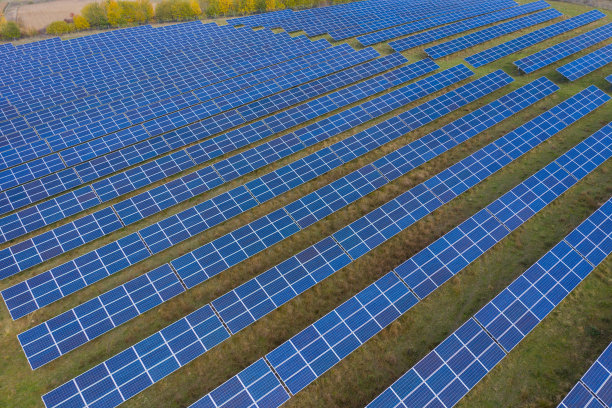 太阳能电池板鸟瞰图图片下载
