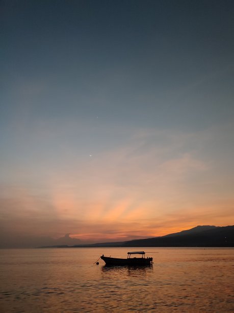日出和海滩上的小船图片下载