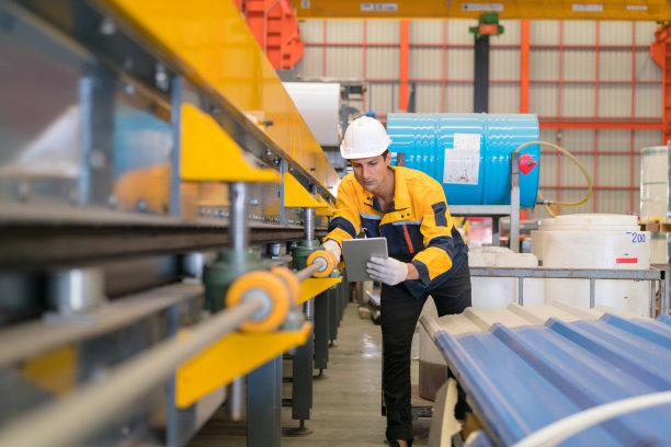 在金属制造仓库中穿着安全制服的专业重工业工程师，以安全第一的理念进行维修服务检查。图片下载