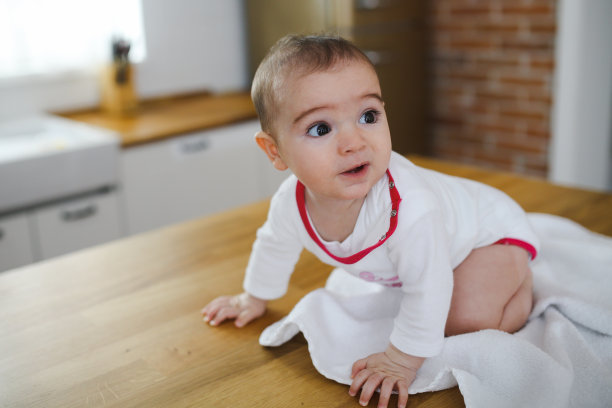 母亲准备给她的女婴洗澡图片下载