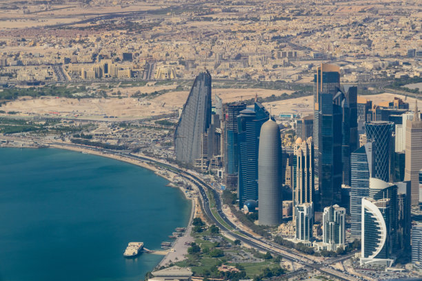 从飞机上看卡塔尔多哈的摩天大楼图片下载