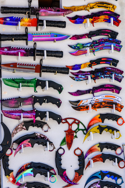 街头集市上出售的各种刀具图片下载