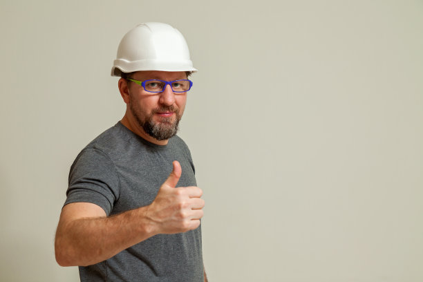 这个人用他的手做了不同的手势图片下载