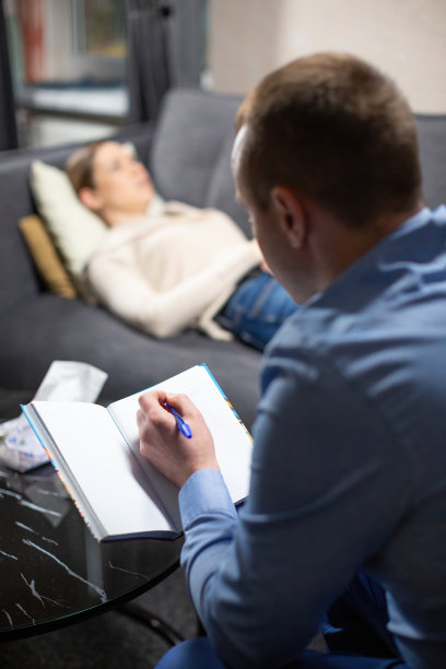 心理学家会记下女孩问题的要点图片下载